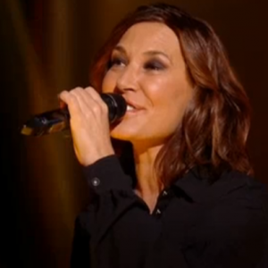 Zazie sexy dans sa robe Yves Saint Laurent - Duels de "The Voice 7", 6 avril 2018, sur TF1