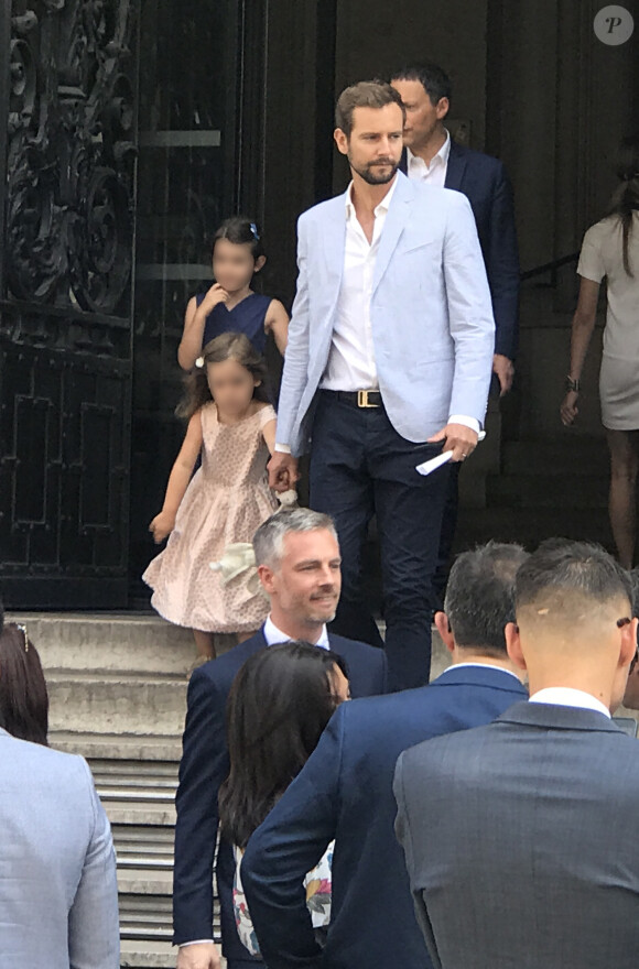 Marc-Olivier Fogiel avec son mari François Roelants et leurs filles Lily et Mila - Bruno Julliard (premier adjoint à la Maire de Paris chargé de la Culture, du patrimoine, des métiers d'art, des relations avec les arrondissements et de la nuit) s'est marié avec Paul Le Goff à la mairie du 10e arrondissement de Paris, le 8 juillet 2017.