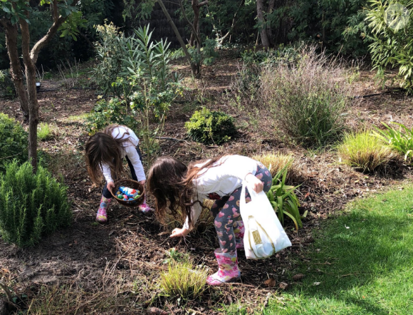 Mila et Lily, les filles de Marc-Olivier Fogiel et François Roelants, en pleine chasse aux oeufs de Pâques, le 1er avril 2018.