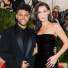 The Weeknd et sa compagne Bella Hadid - Soirée Costume Institute Benefit Gala 2016 (Met Ball) sur le thème de "Manus x Machina" au Metropolitan Museum of Art à New York, le 2 mai 2016.