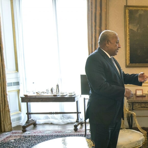 Le prince Harry a reçu le Premier ministre des Fidji Frank Bainimarama au palais de Buckingham à Londres le 16 avril 2018.