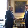 Le prince Harry a reçu le Premier ministre des Fidji Frank Bainimarama au palais de Buckingham à Londres le 16 avril 2018.