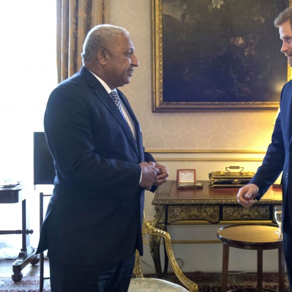 Le prince Harry a reçu le Premier ministre des Fidji Frank Bainimarama au palais de Buckingham à Londres le 16 avril 2018.