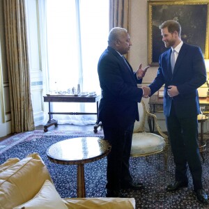 Le prince Harry a reçu le Premier ministre des Fidji Frank Bainimarama au palais de Buckingham à Londres le 16 avril 2018.