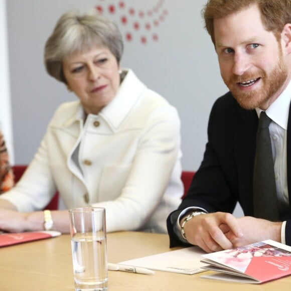 Le prince Harry avec le Premier ministre britannique Theresa May lors du Commonwealth Youth Forum à Londres le 16 avril 2018, au centre de conférences Reine Elizabeth II.