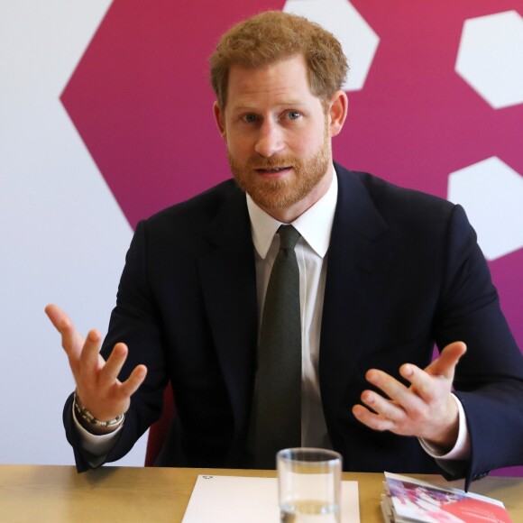 Le prince Harry avec le Premier ministre britannique Theresa May lors du Commonwealth Youth Forum à Londres le 16 avril 2018, au centre de conférences Reine Elizabeth II.