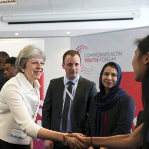 Le prince Harry avec le Premier ministre britannique Theresa May lors du Commonwealth Youth Forum à Londres le 16 avril 2018, au centre de conférences Reine Elizabeth II.