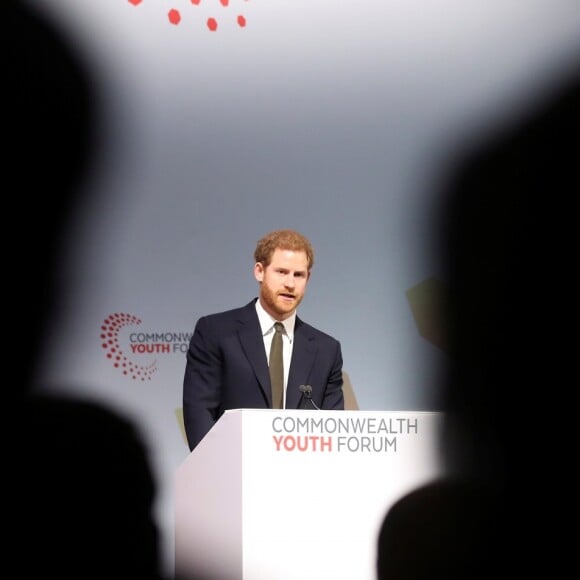 Le prince Harry lors du Commonwealth Youth Forum à Londres le 16 avril 2018, au centre de conférences Reine Elizabeth II.