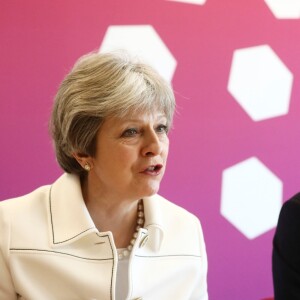 Le prince Harry avec le Premier ministre britannique Theresa May lors du Commonwealth Youth Forum à Londres le 16 avril 2018, au centre de conférences Reine Elizabeth II.