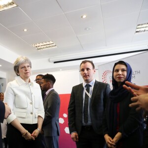 Le prince Harry avec le Premier ministre britannique Theresa May lors du Commonwealth Youth Forum à Londres le 16 avril 2018, au centre de conférences Reine Elizabeth II.