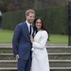 Le prince Harry et Meghan Markle posant devant la presse au palais de Kensington après l'annonce de leur mariage au printemps 2018 à Londres le 27 novembre 2017.