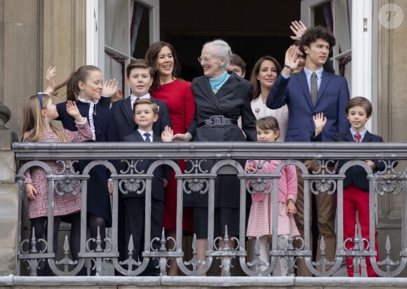 La reine Margrethe II de Danemark a pu compter sur la présence de sa famille à ses côtés au balcon du palais Amalienborg à Copenhague le 16 avril 2018 pour la célébration avec le public de son 78e anniversaire, le premier depuis la mort de son mari le prince Henrik au mois de février. La princesse Mary et ses quatre enfants, le prince Christian, la princesse Isabella, le prince Vincent et la princesse Josephine, ainsi que le prince Joachim et la princesse Marie avec les princes Nikolai, Felix, Henrik et la princesse Athena l'entouraient.