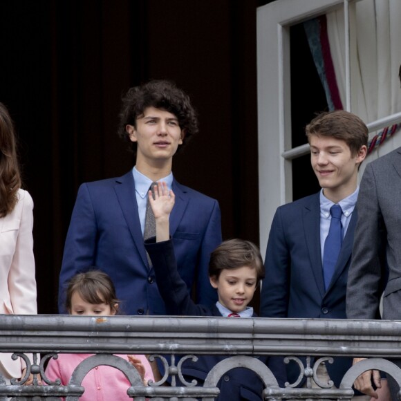La princesse Marie et le prince Joachim de Danemark avec les princes Nikolai, Felix, Henrik et la princesse Athena au balcon du palais royal Amalienborg à Copenhague le 16 avril 2018 pour le 78e anniversaire de la reine Margrethe II de Danemark.