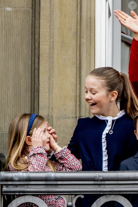 La princesse Josephine et la princesse Isabella de Danemark au balcon du palais royal Amalienborg à Copenhague le 16 avril 2018 pour le 78e anniversaire de la reine Margrethe II de Danemark.
