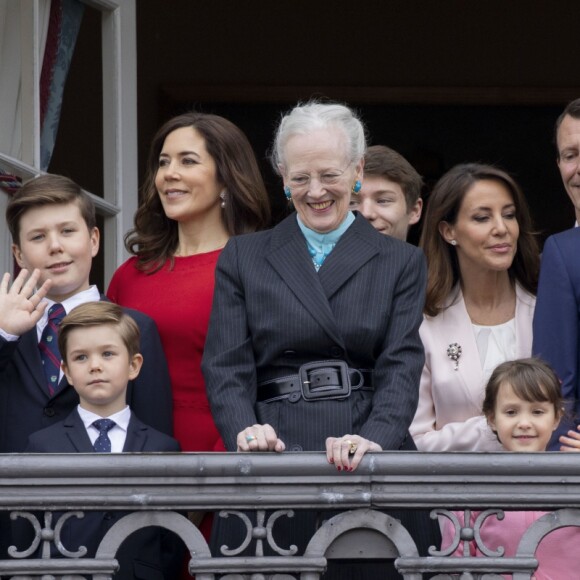 La reine Margrethe II de Danemark a pu compter sur la présence de sa famille à ses côtés au balcon du palais Amalienborg à Copenhague le 16 avril 2018 pour la célébration avec le public de son 78e anniversaire, le premier depuis la mort de son mari le prince Henrik au mois de février. La princesse Mary et ses quatre enfants, le prince Christian, la princesse Isabella, le prince Vincent et la princesse Josephine, ainsi que le prince Joachim et la princesse Marie avec les princes Nikolai, Felix, Henrik et la princesse Athena l'entouraient.