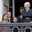 La reine Margrethe II de Danemark a pu compter sur la présence de sa famille à ses côtés au balcon du palais Amalienborg à Copenhague le 16 avril 2018 pour la célébration avec le public de son 78e anniversaire, le premier depuis la mort de son mari le prince Henrik au mois de février. Ici avec la princesse Isabella, le prince Vincent et la princesse Josephine.