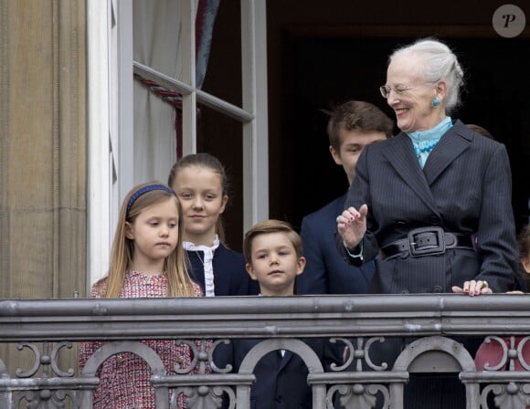 La reine Margrethe II de Danemark a pu compter sur la présence de sa famille à ses côtés au balcon du palais Amalienborg à Copenhague le 16 avril 2018 pour la célébration avec le public de son 78e anniversaire, le premier depuis la mort de son mari le prince Henrik au mois de février. Ici avec la princesse Isabella, le prince Vincent et la princesse Josephine.