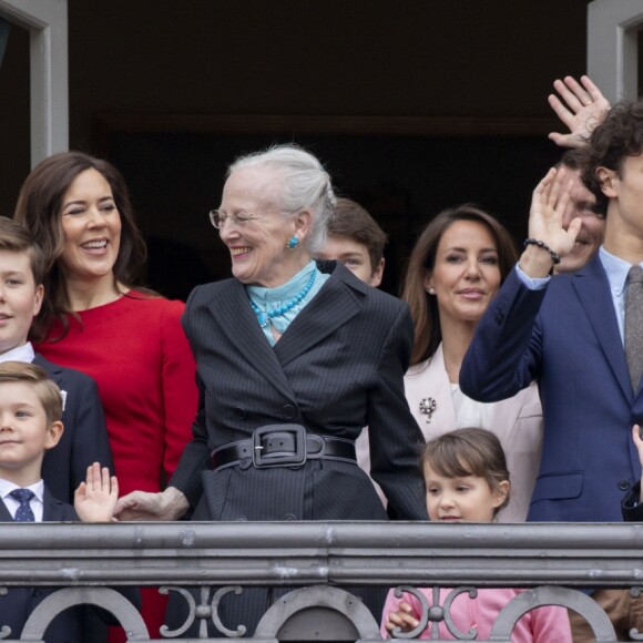 La reine Margrethe II de Danemark a pu compter sur la présence de sa famille à ses côtés au balcon du palais Amalienborg à Copenhague le 16 avril 2018 pour la célébration avec le public de son 78e anniversaire, le premier depuis la mort de son mari le prince Henrik au mois de février. La princesse Mary et ses quatre enfants, le prince Christian, la princesse Isabella, le prince Vincent et la princesse Josephine, ainsi que le prince Joachim et la princesse Marie avec les princes Nikolai, Felix, Henrik et la princesse Athena l'entouraient.