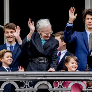 La reine Margrethe II de Danemark a pu compter sur la présence de sa famille à ses côtés au balcon du palais Amalienborg à Copenhague le 16 avril 2018 pour la célébration avec le public de son 78e anniversaire, le premier depuis la mort de son mari le prince Henrik au mois de février. La princesse Mary et ses quatre enfants, le prince Christian, la princesse Isabella, le prince Vincent et la princesse Josephine, ainsi que le prince Joachim et la princesse Marie avec les princes Nikolai, Felix, Henrik et la princesse Athena l'entouraient.
