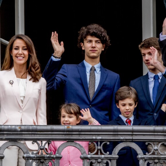 La reine Margrethe II de Danemark a pu compter sur la présence de sa famille à ses côtés au balcon du palais Amalienborg à Copenhague le 16 avril 2018 pour la célébration avec le public de son 78e anniversaire, le premier depuis la mort de son mari le prince Henrik au mois de février. La princesse Mary et ses quatre enfants, le prince Christian, la princesse Isabella, le prince Vincent et la princesse Josephine, ainsi que le prince Joachim et la princesse Marie avec les princes Nikolai, Felix, Henrik et la princesse Athena l'entouraient.