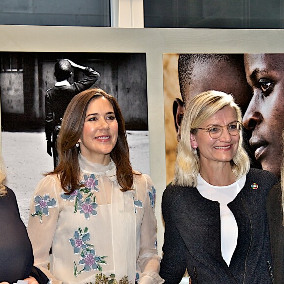 La princesse Mary de Danemark visite l'exposition de photographies "Transformation" à Copenhague le 12 avril 2018.