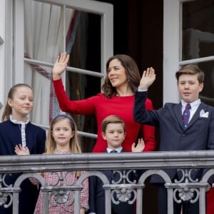 La princesse Mary de Danemark avec ses enfants le prince Christian, la princesse Isabella, la princesse Josephine et le prince Vincent au balcon du palais royal Amalienborg à Copenhague le 16 avril 2018 pour le 78e anniversaire de la reine Margrethe II de Danemark.