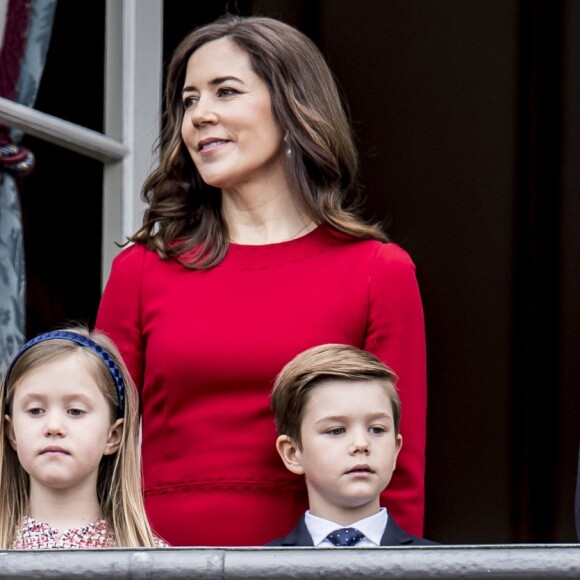 La princesse Mary de Danemark avec ses enfants le prince Christian, la princesse Isabella, la princesse Josephine et le prince Vincent au balcon du palais royal Amalienborg à Copenhague le 16 avril 2018 pour le 78e anniversaire de la reine Margrethe II de Danemark.