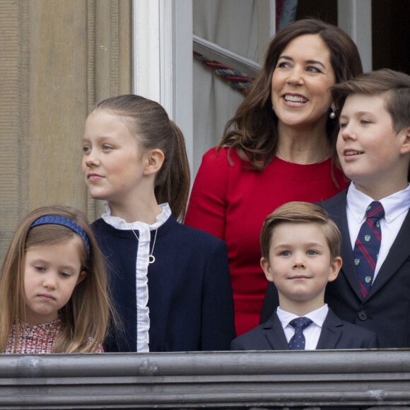 La princesse Mary de Danemark avec ses enfants le prince Christian, la princesse Isabella, la princesse Josephine et le prince Vincent au balcon du palais royal Amalienborg à Copenhague le 16 avril 2018 pour le 78e anniversaire de la reine Margrethe II de Danemark.
