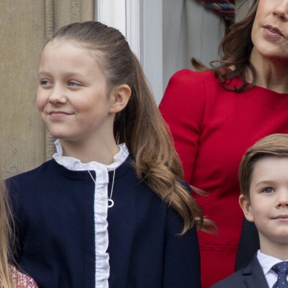 La princesse Mary de Danemark avec ses enfants le prince Christian, la princesse Isabella, la princesse Josephine et le prince Vincent au balcon du palais royal Amalienborg à Copenhague le 16 avril 2018 pour le 78e anniversaire de la reine Margrethe II de Danemark.