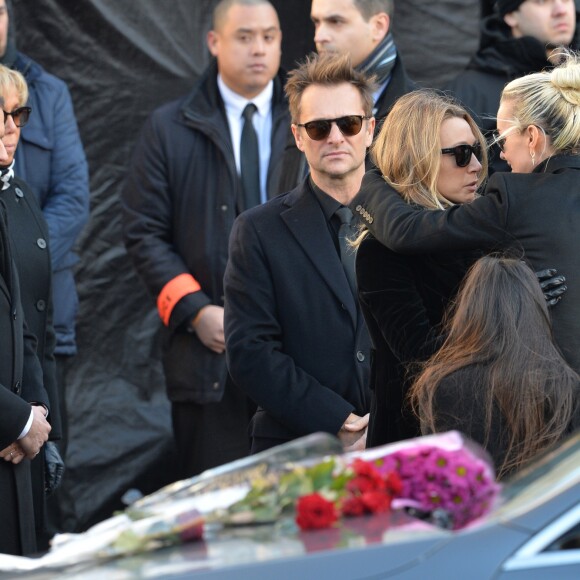 Le président Emmanuel Macron, David Hallyday, Laura Smet, Laeticia Hallyday et ses filles Joy et Jade - Arrivées des personnalités en l'église de La Madeleine pour les obsèques de Johnny Hallyday à Paris le 8 decembre 2017. © Veeren/Bestimage