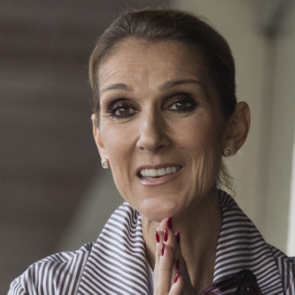 Celine Dion quitte l'hôtel Royal Monceau avec ses enfants et prend un jet privé au Bourget le 10 août 2017.