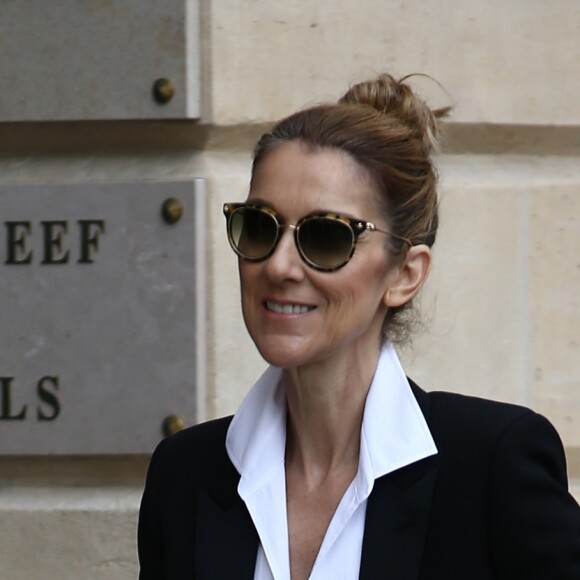 Exclusif - Céline Dion fait du shopping dans les enseignes luxueuses de la capitale à Paris le 9 août 2017.