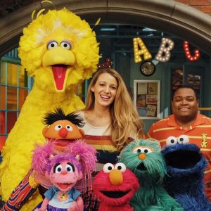 Blake Lively et les héros de Sesame Street. Avril 2018.