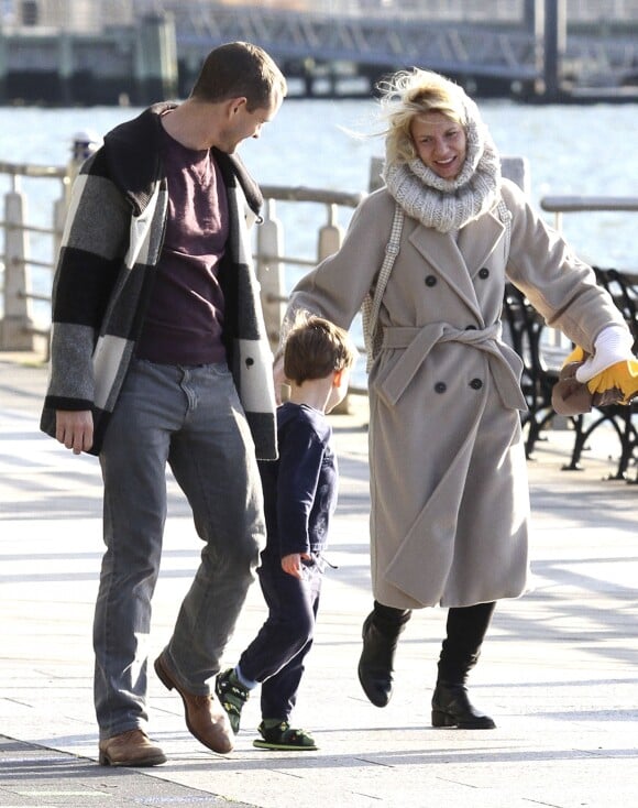 Claire Danes, son mari Hugh Dancy et leur fils Cyrus à New York, le 23 octobre 2016.