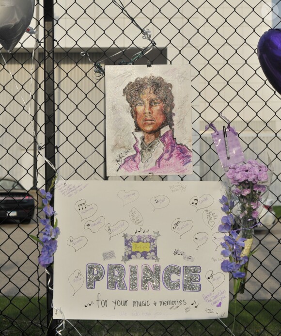 Illustration de Paisley Park, la résidence de Prince où il a été retrouvé sans vie le 21 avril dernier, et où de nombreux fans sont venus se recueillir en sa mémoire, le 23 avril 2016.