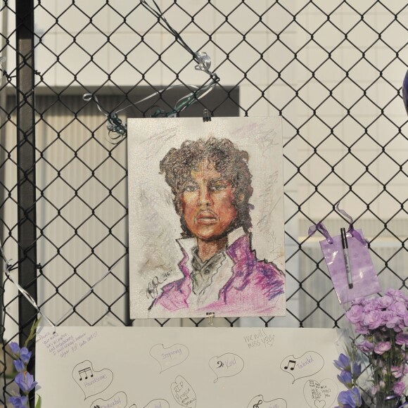 Illustration de Paisley Park, la résidence de Prince où il a été retrouvé sans vie le 21 avril dernier, et où de nombreux fans sont venus se recueillir en sa mémoire, le 23 avril 2016.