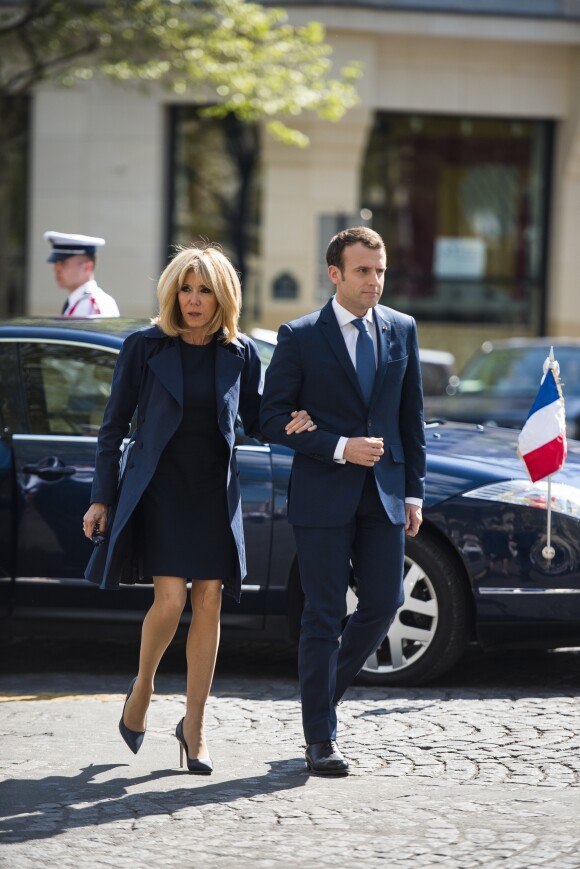 Le président Emmanuel Macron, accompagné de sa femme Brigitte, dévoile une plaque en hommage au policier Xavier Jugelé, assassiné le 20 avril 2017, sur les Champs Elysées. Paris le 20 avril 2018. © Eliot Blondet / Pool / Bestimage