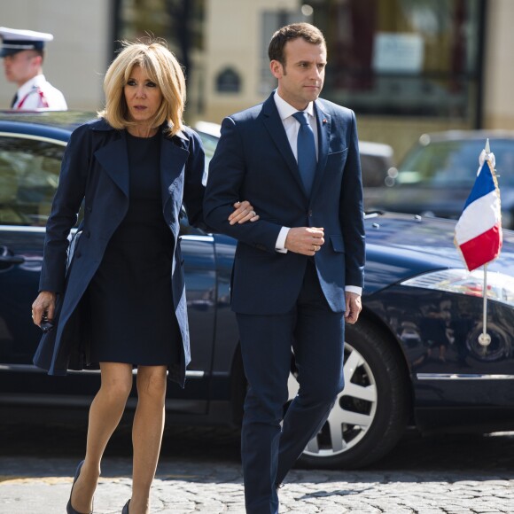 Le président Emmanuel Macron, accompagné de sa femme Brigitte, dévoile une plaque en hommage au policier Xavier Jugelé, assassiné le 20 avril 2017, sur les Champs Elysées. Paris le 20 avril 2018. © Eliot Blondet / Pool / Bestimage