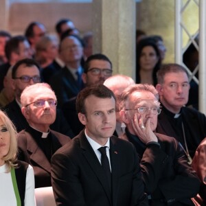 Le président de la République française Emmanuel Macron, sa femme la Premiere Dame Brigitte Macron (Trogneux), Gérard Collomb, ministre de l'Intérieur, Jacqueline Gourault, ministre auprès du ministre de l'Intérieur et l'archevêque de Marseille et président de la Conférence des évêques de France Georges Pontier - Le président de la République française lors de la conférence des évêques de France (CEF) au collège des Bernardins à Paris, France, le 9 avril 2018. © Jacques Witt/Pool/Bestimage