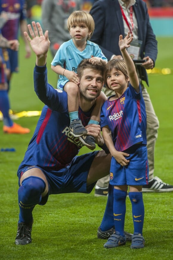 Gerard Piqué avec ses fils Milan et Sasha - Les joueurs du FC Barcelona et leurs familles célèbrent la victoire de la finale de la Coupe du Roi au Wanda Metropolitano de Madrid, Espagne, le 21 avril 2018.