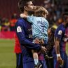 Gerard Piqué avec son fils Sasha - Les joueurs du FC Barcelona et leurs familles célèbrent la victoire de la finale de la Coupe du Roi au Wanda Metropolitano de Madrid, Espagne, le 21 avril 2018.