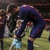 Gerard Piqué avec ses fils Milan et Sasha - Les joueurs du FC Barcelona et leurs familles célèbrent la victoire de la finale de la Coupe du Roi au Wanda Metropolitano de Madrid, Espagne, le 21 avril 2018.