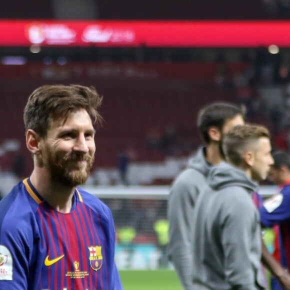 Lionel Messi avec son fils Thiago - Les joueurs du FC Barcelona et leurs familles célèbrent la victoire de la finale de la Coupe du Roi au Wanda Metropolitano de Madrid, Espagne, le 21 avril 2018.