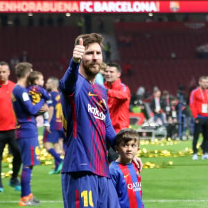 Lionel Messi avec son fils Thiago - Les joueurs du FC Barcelona et leurs familles célèbrent la victoire de la finale de la Coupe du Roi au Wanda Metropolitano de Madrid, Espagne, le 21 avril 2018.