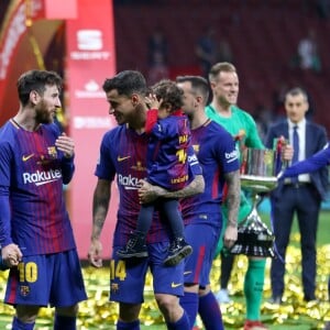 Lionel Messi avec son fils Thiago et Philippe Coutinho avec sa fille Maria - Les joueurs du FC Barcelona et leurs familles célèbrent la victoire de la finale de la Coupe du Roi au Wanda Metropolitano de Madrid, Espagne, le 21 avril 2018.