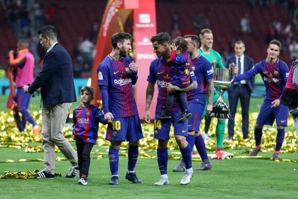 Lionel Messi avec son fils Thiago et Philippe Coutinho avec sa fille Maria - Les joueurs du FC Barcelona et leurs familles célèbrent la victoire de la finale de la Coupe du Roi au Wanda Metropolitano de Madrid, Espagne, le 21 avril 2018.