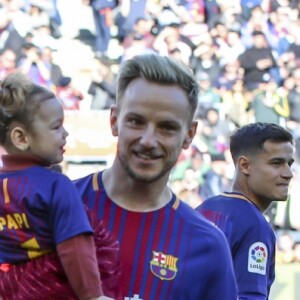 Lionel Messi, Ivan Rakitic, ses filles Adara et Althea et Gerard Piqué avec ses fils Milan et Sasha au stade du Camp Nou lors du match de Liga, le FC Barcelona contre l'Athletic Club à Barcelone, Espagne, le 18 mars 2018.