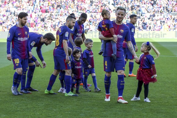 Lionel Messi, Ivan Rakitic, ses filles Adara et Althea et Gerard Piqué avec ses fils Milan et Sasha au stade du Camp Nou lors du match de Liga, le FC Barcelona contre l'Athletic Club à Barcelone, Espagne, le 18 mars 2018.