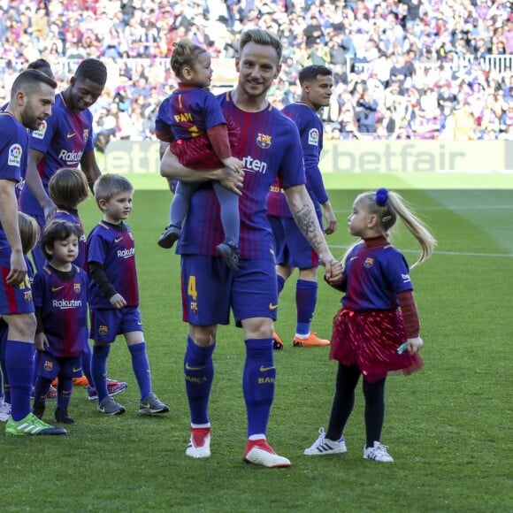 Lionel Messi, Ivan Rakitic, ses filles Adara et Althea et Gerard Piqué avec ses fils Milan et Sasha au stade du Camp Nou lors du match de Liga, le FC Barcelona contre l'Athletic Club à Barcelone, Espagne, le 18 mars 2018.