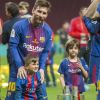 Lionel Messi avec ses fils Thiago et Mateo - Les joueurs du FC Barcelona et leurs familles célèbrent la victoire de la finale de la Coupe du Roi au Wanda Metropolitano de Madrid, Espagne, le 21 avril 2018.
